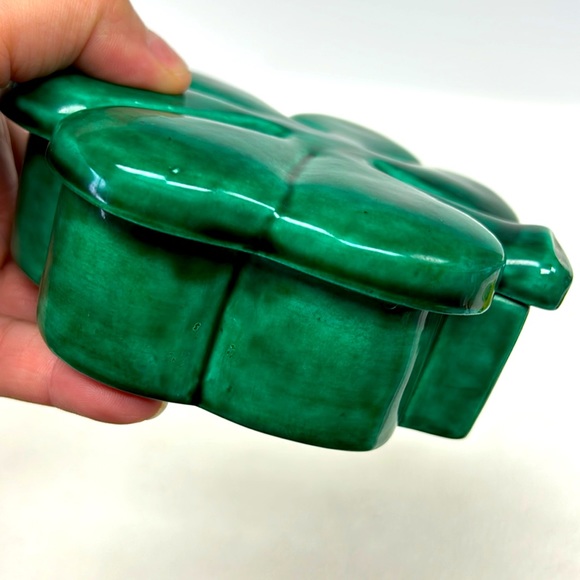 Vintage handmade green glazed lidded shamrock/ clover trinket box - Picture 3 of 6